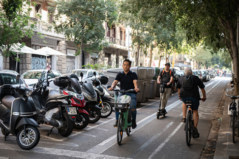 Different kinds of vehicles share space on Passeig de Sant Joan, near Plaça de Tetuan. © Albert Armengol
