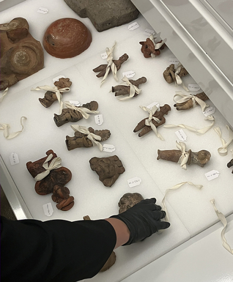 Apertura de los cajones de la reserva del museo para la selección de cerámicas precolombinas —mientras se preparaba la exposición— con la artista Patricia Domínguez. © Rosa Lleó