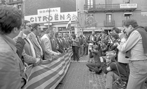 Capçalera de la històrica manifestació de l’11 de setembre de 1977. Polítics i fotògrafs del moment, cara a cara. © Pepe Encinas