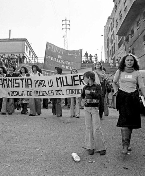La periodista Tonia Etxarri (en primer pla, a la dreta) cobrint la informació per a Tele/eXpres d’una manifestació al barri de la Trinitat, el mes de maig de l’any 1977. © Pepe Encinas