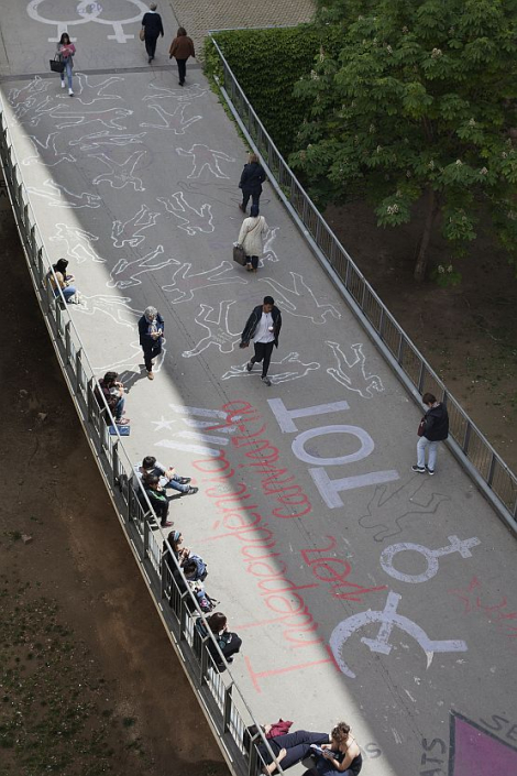 Persones travessant un pont vistes des de dalt. © Camilla de Maffei
