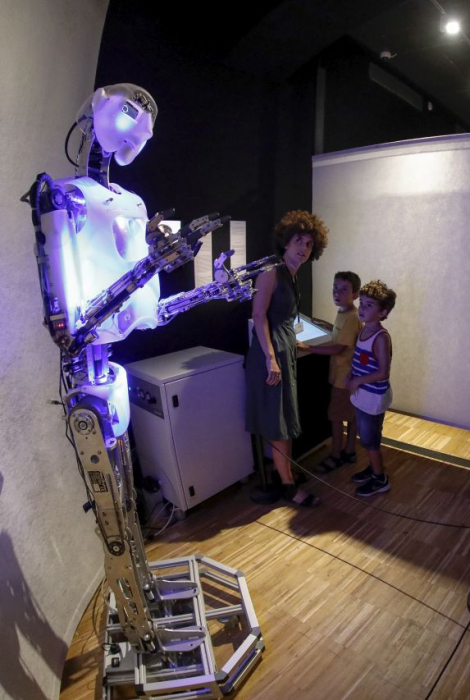 Imatge amb un robot de l'exposició Cervell(s) al CCCB. © Martí E. Berenguer