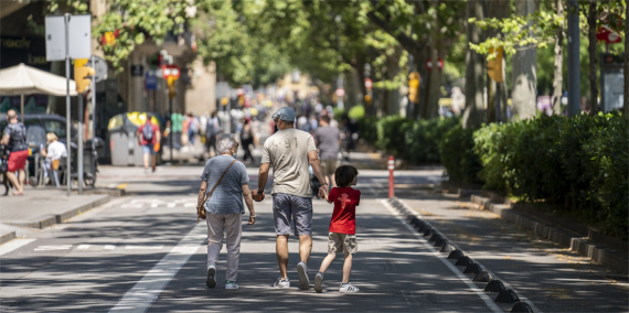 Una família amb l’àvia, un adult i un nen passegen pel mig del passeig de Sant Joan, que forma part de la xarxa d’itineraris segurs © Ajuntament de Barcelona / Goroka
