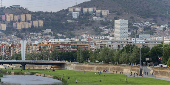 Vista del cauce del río Besòs, desde el puente del Molinet. © Imatges Barcelona / Àlex Losada