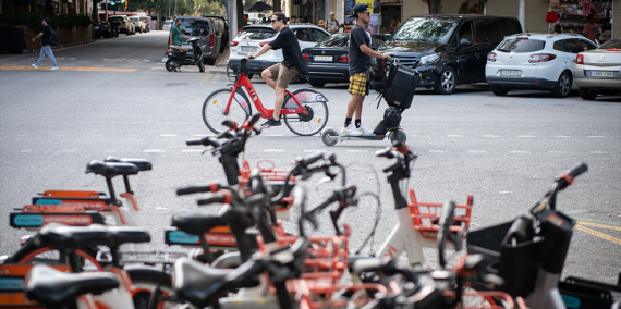 Shared bicycles run by a private operator, in a corner of the Plaça de la Sagrada Família square. © Albert Armengol