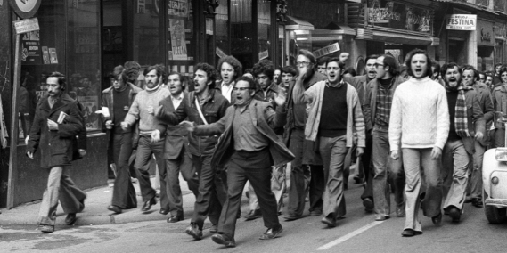 Manifestación de obreros de la construcción bajando por la calle de Ferran, en 1976. © Pilar Aymerich