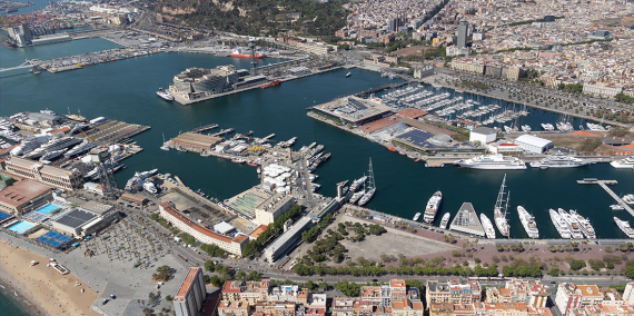 Vista aérea del puerto de Barcelona, donde los tinglados del muelle de Sant Bertran, integrarán, en un futuro, el nodo empresarial y de investigación Blue Tech Port. © Port de Barcelona