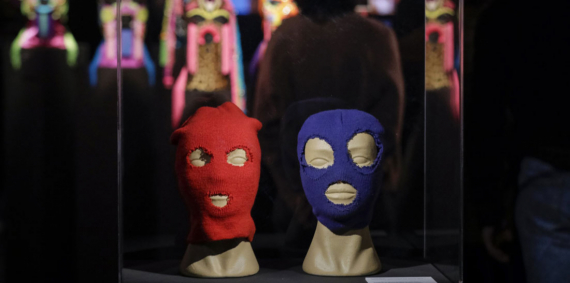 Dos bustos amb passamontanyes (un vermell i un blau) exposats a la mostra La màscara no menteix al CCCB. © Martí E. Berenguer