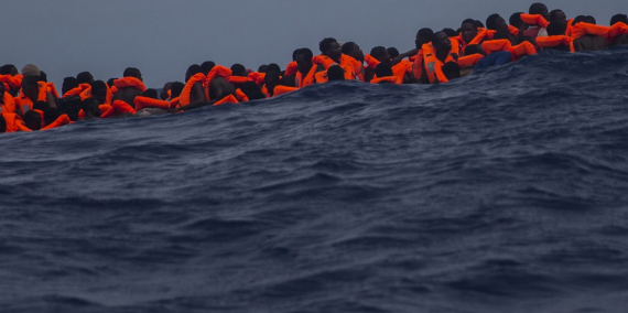 La pastera de la imatge allotjava 13 cadàvers i 168 supervivents que portaven més de 24 hores a la deriva. Un equip de l'ONG Proactiva Open Arms els va rescatar a la Mediterrània a unes 15 milles al nord de Sabratha, Líbia, juliol 2017. © Santi Palacios