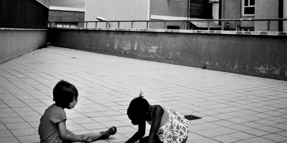 El casal de La Indomable és, des de fa més d’una dècada, un refugi d’estiu a Ciutat Meridiana per a menors de famílies en situació precària. L’estiu del 2014 jugaven, inseparables, la Lucia i la Honey (del Camerun). © Eva Parey