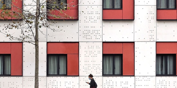 © Roc Isern Una dona passa davant les façanes geomètriques dels set pisos d'un hotel. 