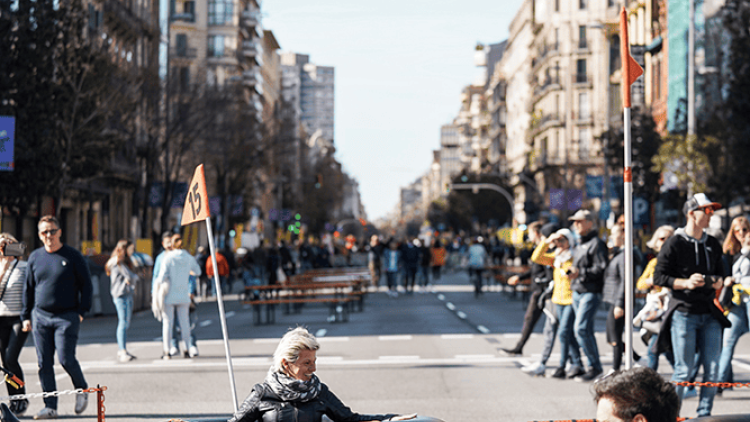 Gent passejant per un carrer tallat al trànsit