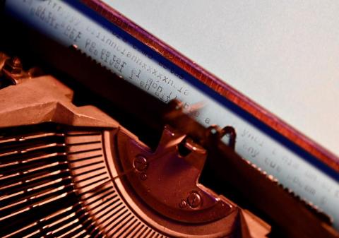 T’agradaria ser escriptor/a? Un poema en una màquina d’escriure antiga