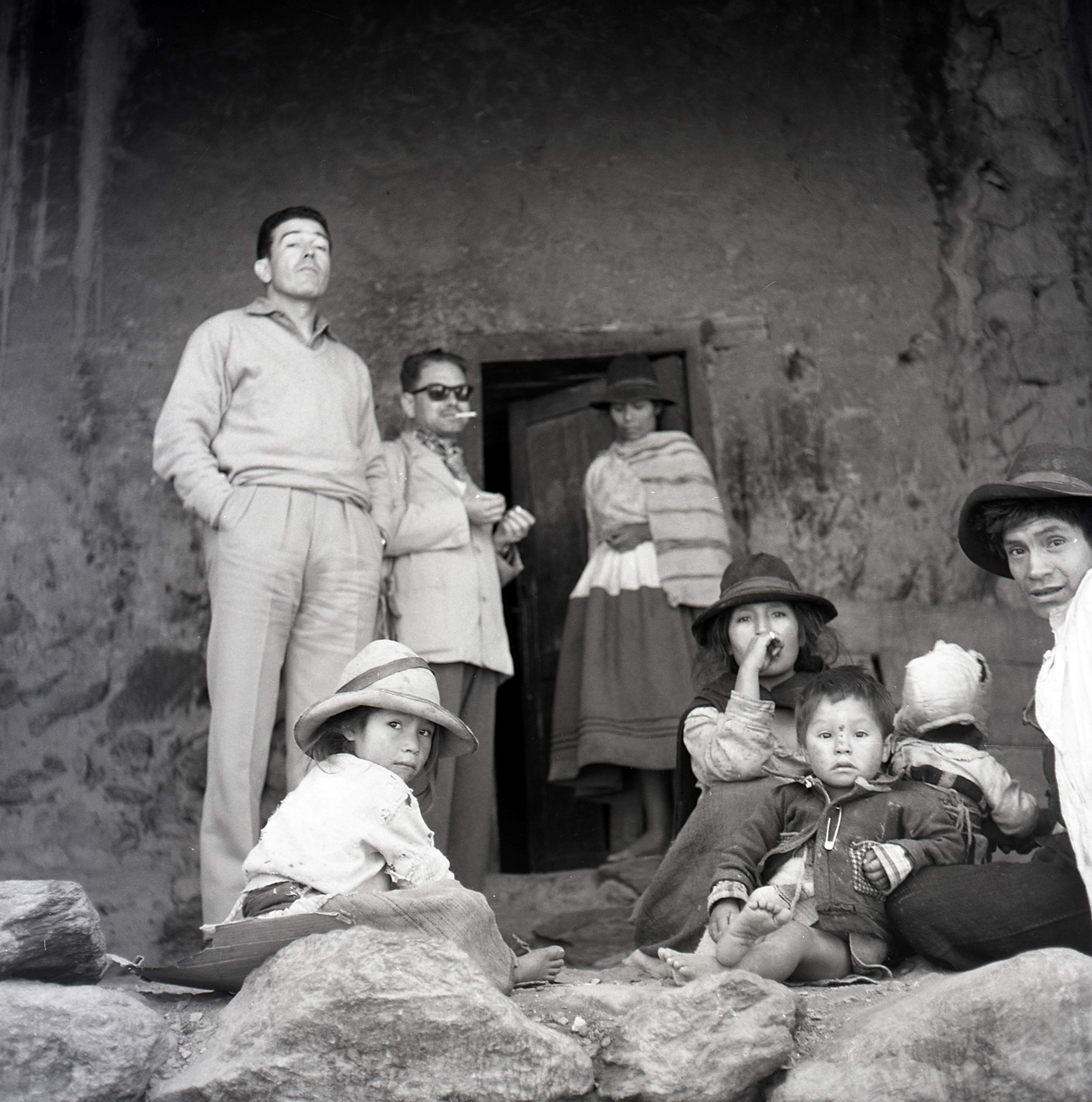 August Panyella i Albert Folch amb una família. Reportatge fotogràfic de l_expedició a Perú de l_any 1963.