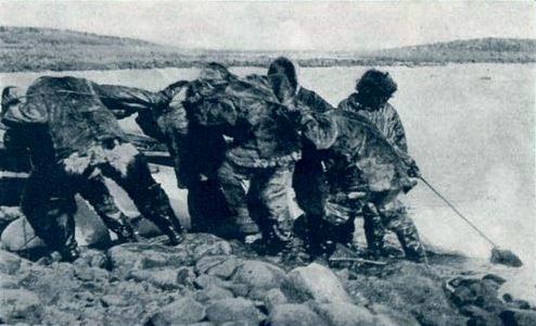 Els inuit durant l'escena de caça de la morsa.