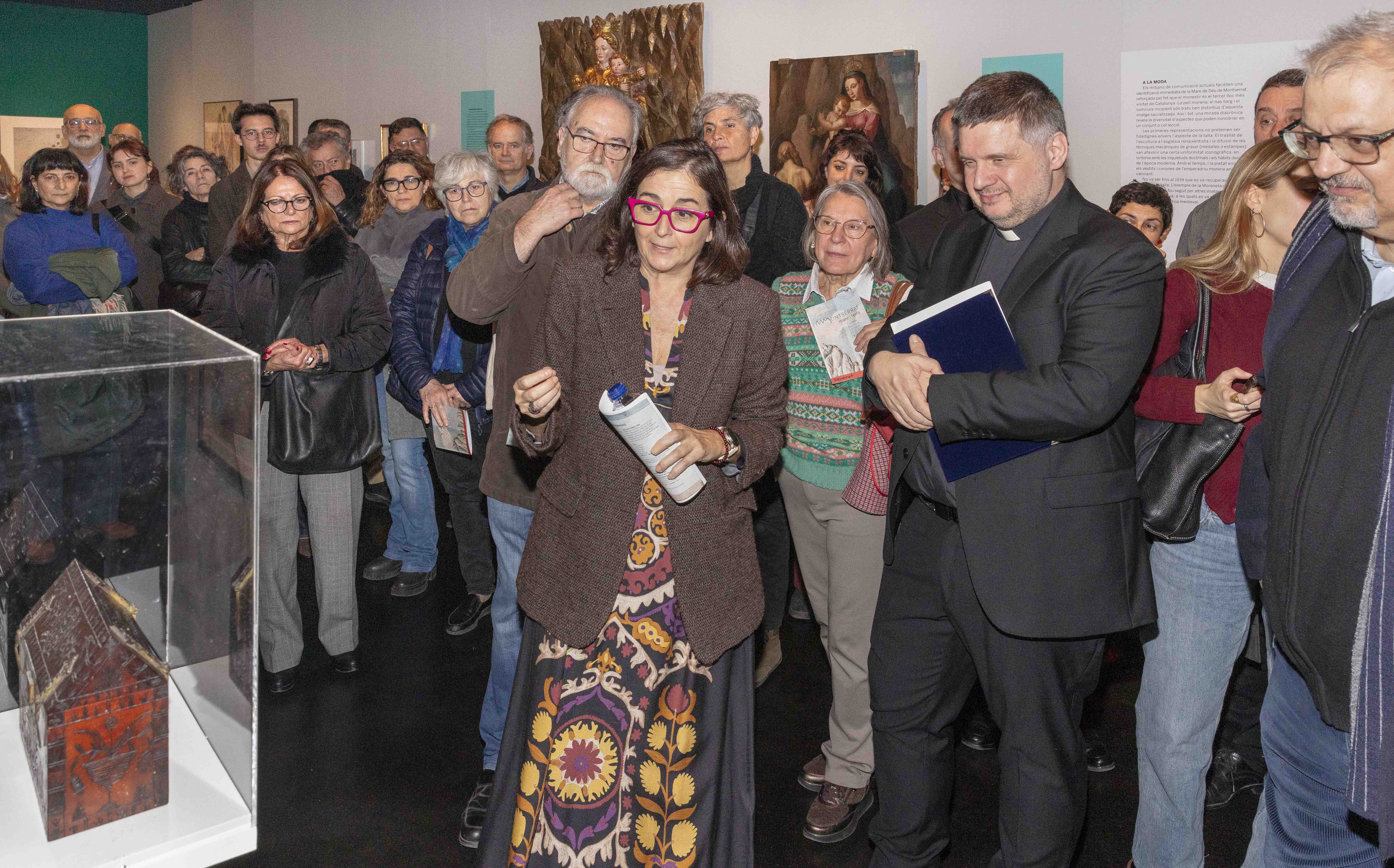 Silvia Canalda exhibint el cofre de Montserrat 