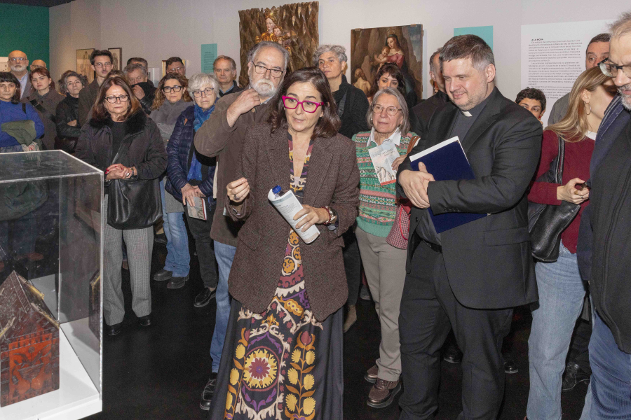 Silvia Canalda exhibint el cofre de Montserrat 