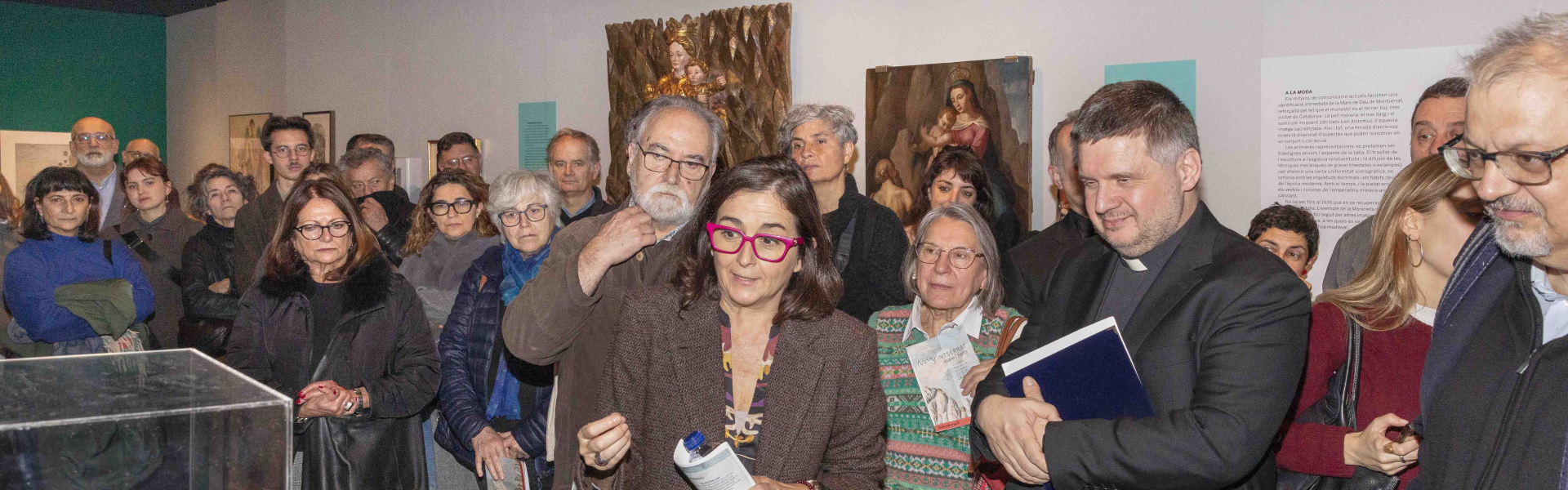 Silvia Canalda exhibint el cofre de Montserrat 