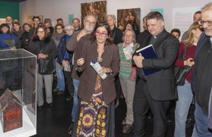 Silvia Canalda exhibint el cofre de Montserrat 