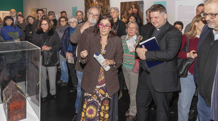 Silvia Canalda exhibint el cofre de Montserrat 