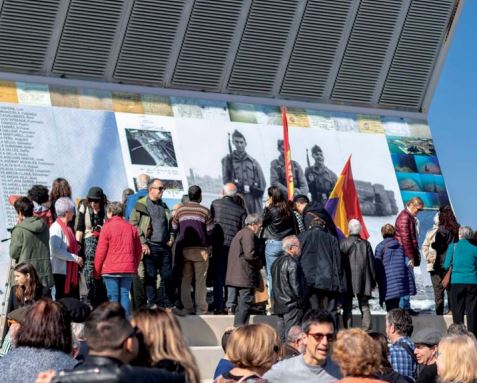 Inauguració del Parapet de les executades i executats 1939-1952, memorial del Camp de la Bota. Barcelona, 2019.© MUHBA, Daniel Alcubierre 