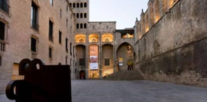 Urbanisme i poder vora la Plaça del Rei