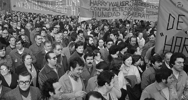 Manifestació dels treballadors de la Harry Walker contra els acomiadaments a l’empresa. Febrer de 1979. © AFB, Pérez Rozas