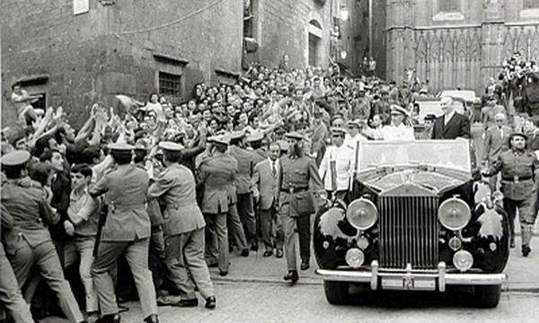 Franco i Porcioles sortint de la catedral, en una visita que va fer Franco a Barcelona el 197