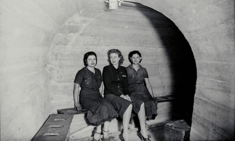 Retrat de tres dones a l'interior d'un refugi de guerra antiaèri, 1938. Autor: Josep Branguli. ANC