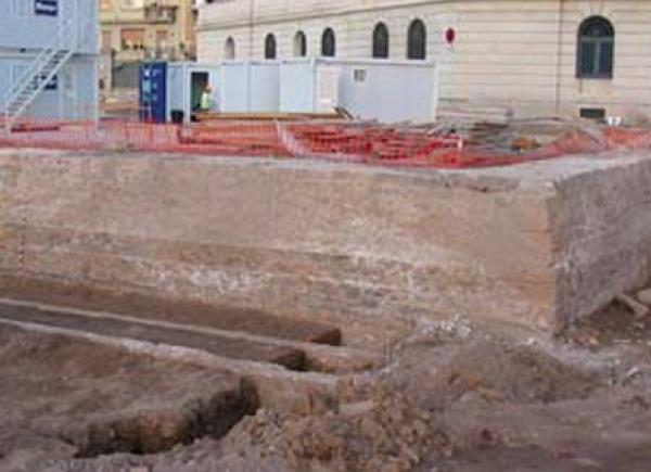 Vista general de les restes arqueològiques del Baluard de Migdia. © MHCB - Mikel Soberón