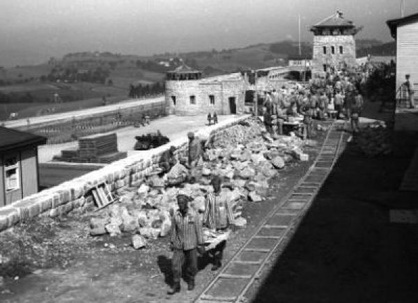 Presoners republicans treballant en el mur de tancament del camp de Mauthausen. MHC / Amical de Mauthausen