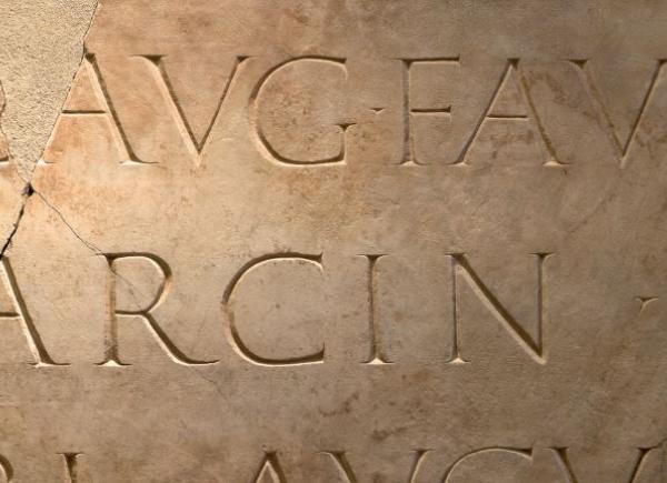 Placa dedicada pels sevirs augustals a la colònia de Barcino © Jordi Puig