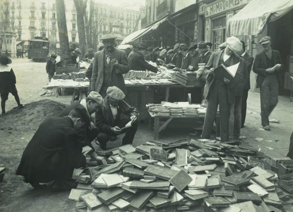 Mercat de llibres a la Ronda de Sant Antoni, 1915. (AFB) Frederic Ballell.