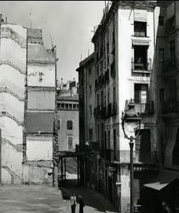 Cartell 'Barcelona en reconstrucció: espais públics de postguerra. Obertura de l’avinguda de la Catedral (1939-1958)'