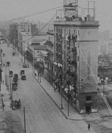 Cruïlla de Pere IV i Pallars (encara per urbanitzar). A l’edifici de la cruïlla s’hi va instaŀlar la primera antena telefònica de la zona, 1910. Arxiu Històric del Poblenou