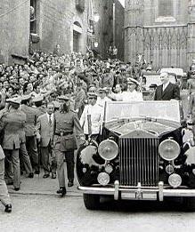 Franco i Porcioles sortint de la catedral, visita a Barcelona el 1970