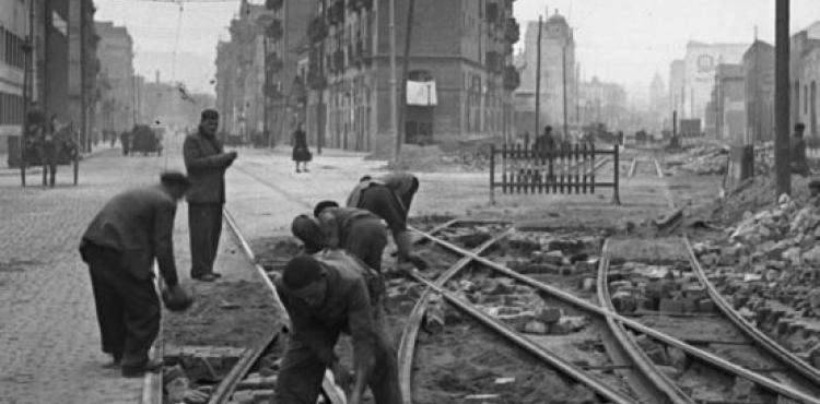 Treballs de connexió de les línies dels tramvies que recorrien els carrers de Pere IV i Pallars, 1930. Foto: Josep Brangulí. Arxiu Nacional de Catalunya
