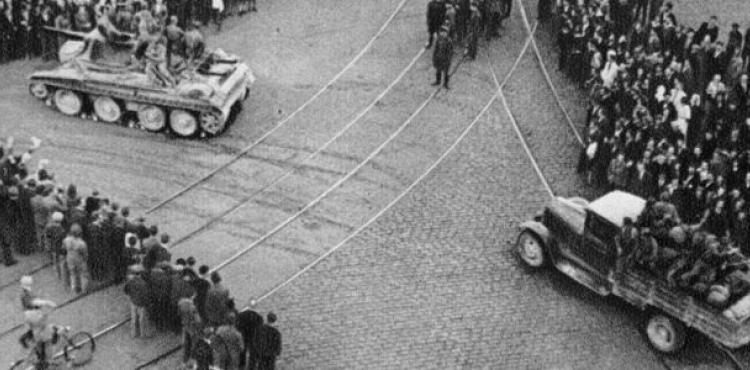 Tancs de l’Exèrcit Roig a Riga, el 17 de juny de 1940. Iossif Stalin envaïa Riga mentre Adolf Hitler prenia París. (Museu de l’Ocupació de Letònia)