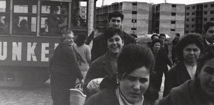 Tramvia en un barri de la perifèria. Barcelona, 1962. Xavier Miserachs. © Hereves de Xavier Miserachs.