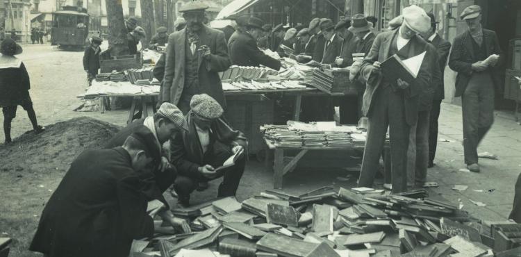 Mercat de llibres a la Ronda de Sant Antoni, 1915. (AFB) Frederic Ballell.