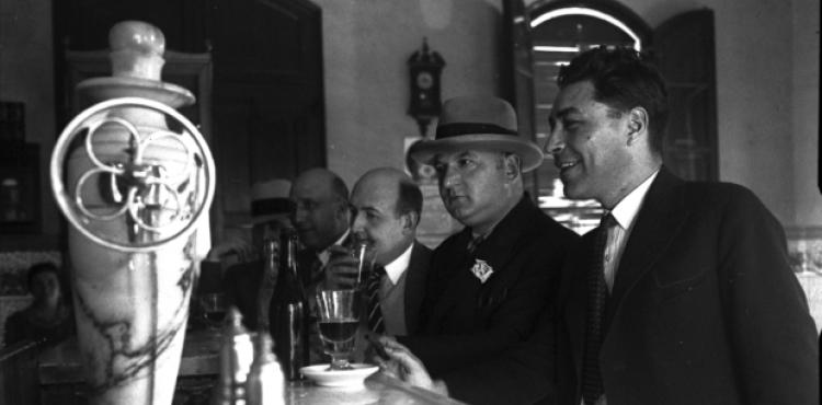 ANC / Gabriel Casas i Galobardes / D’esquerra a dreta, el periodista Josep Maria Planes, l’editor Antoni Lòpez i Llansàs i els escriptors Josep Maria de Sagarra, Francesc Pujols i Josep Pla, davant del mostrador d’un bar, a Martorell / 1930