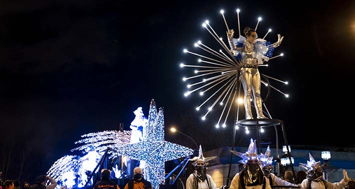 Carroza y séquito de la Estrella de Navidad durante la Cabalgata de Reyes