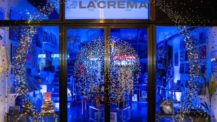 Escaparate de una tienda con iluminación de Navidad