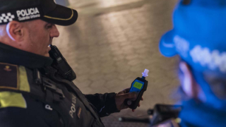 La Guàrdia Urbana realitzant un control d'alcoholemia
