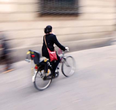 Ciclista circulant per un carrer de Barcelona