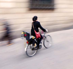 Ciclista circulando por una calle de Barcelona 