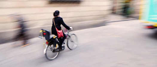 Ciclista circulando por una calle de Barcelona