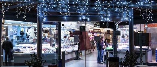 Imagen de un mercado decorado por Navidad
