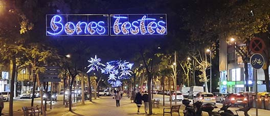 Calle con luces de Navidad en el distrito de Sant Martí