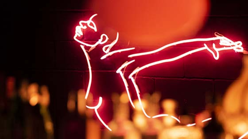 Decoration with neon lights in the shape of a human body at the Candy Darling Bar, which hosted the sessions “Me Siento Extraña”